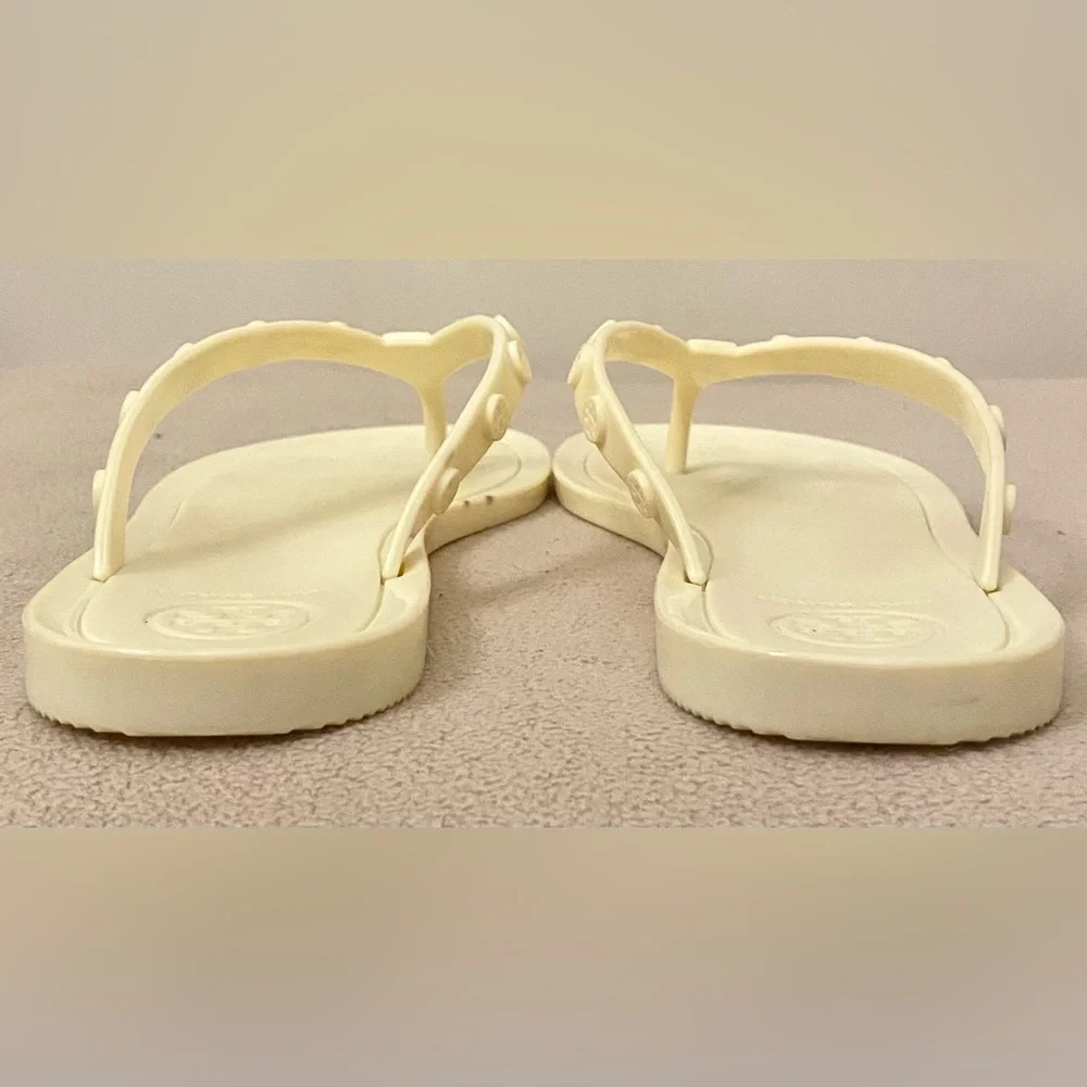 Tory Burch Cream Yellow SZ 6M Quiet Luxury Studded Logo Jelly Thong Flip Flops